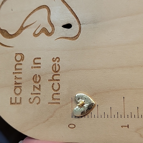 Black Heart Enamel Swirl Stud Earrings - Picture 5 of 6